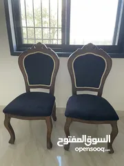 2 كرسي خشب زان فاخر للبيع  تصميم أنيق ومخملي، بحالة ممتازة جدًا  يضيف لمسة فخامة لأي مكان