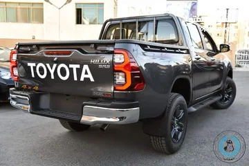  8 جير عادي وارد وكفالة الشركة Toyota Hilux 2023