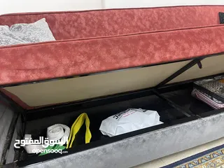  2 كنبايات عدد 3  مترين  بتصير تخت صندوق حديد تفصيل جدا ثقال