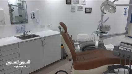  4 عيادة اسنان مركز طبي للبيع