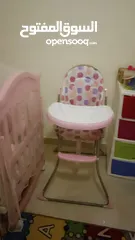  3 تخت استعمال بسيط جدا لعمر خمس سنوات مع كرسي طعام كبير لون زهري بناتي