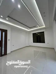  10 شفة شبه ارضي مع ترس و شلال بأفخم التشطيبات العصرية خلف المدارس العالمية