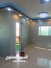  5 شقه 135متر الزرقاء طريق الاتستراد بالقرب من مرايا تبعد عن  الشارع الرئيسي 50 متر