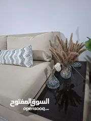  9 كنب زاوية أنيق مكوّن من 4 قطع بلون بيج راقٍ، تصميم مريح وعصري، خشب ثقيل وجودة عالية، بحالة ممتازة