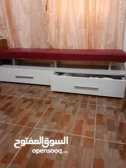  18 مقعد منجد وجرارات  عريضه يستخدم لغرفة النوم عند نهاية السرير بحالة الجديد وممكن يستخدم للانتريهات