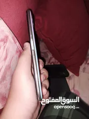 1 هواوي نوفا 7i مكسورة شاشتو باحالة جيدة