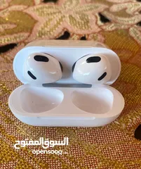  3 Airpods 3 بحالة ممتازة للبيع  لا توجد فيها اي مشاكل استخدام بسيط جداً