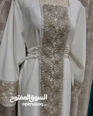  3 أناقة تليق بكِ  فستان نسائي فاخر بلون أبيض ملكي ولمسات تطريز فخمة بالذهبي اللامع.