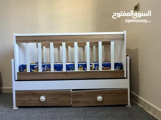  2 سرير بيبي من حديث الولادة لعمر 5 سنوات هزاز مع الفرشه للبيع في إربد التخت وكالة