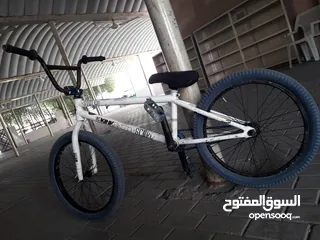  3 دراجه هوائية من نوع bmx عليها قطع stln و ahadow