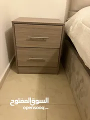  2 تخت مع فرشة وخزانه كبيرة بسعر مغري