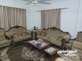  1 طقم كنب 9 مقاعد بحالة جيدة جداً للبيع بسعر مغري