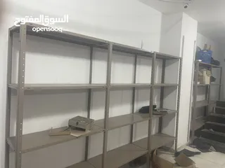 2 يوجد رفوف مستعملة لمحل تجاري للبيع
