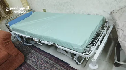  1 سرير طبي كهربائي متحرك (10 حركات)