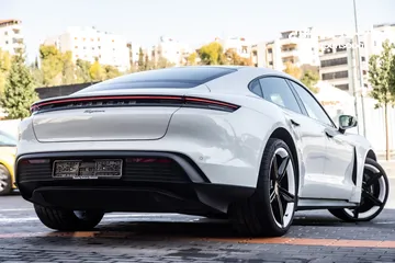  25 Porsche Taycan 2022  كهربائية بالكامل