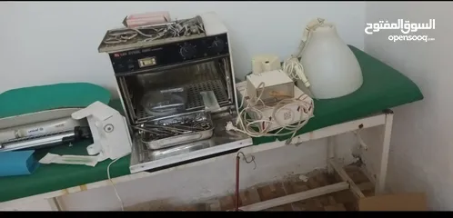  2 سرير فحص طبي وجهاز تعقيم ايطالي بحاله جيده جداا بالاضافه الى لوازم عياده للبيع بسعر مغري