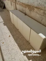  4 خزانات مطبخ مع مجلى بحوضين بحالة جيدة