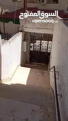  5 شقه مع حديقه للبيع مساحة الشقه 80 متر مربع والحديقة 48 متر مرعلى البلد خلف مستشفى الوطني شارع عفيفه