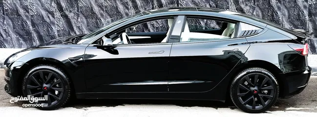  12 تيسلا 2023 model 3 فحص كامل اوتوسكور لون اسود ملوكي داخلي ابيض بحالة الوكالة للبيع بسعر لقطة ومحرووق