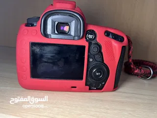  6 5d mark4   بحاله جيده جدا مع بطاريتين وشاحن اصلي  الكاميرا بودي او مع عدسة  85mmf1.8