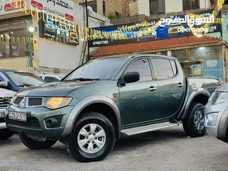  4 متسوبيشي L200 2011 بحالة ممتازة