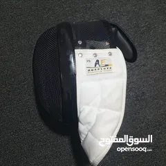  1 خوذة مبارزة بحالة ممتازة