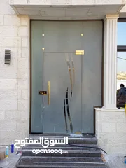  19 تركيب السيكوريت والمرايا وجميع أعمال الزجاج والألمنيوم بجودة عالية"