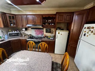  2 مطبخ خشب بلوط صولد بحاله جديده مساحة المطبخ 4×5 لون بني