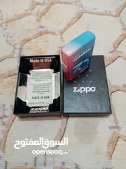 1 ولاعة زيبو Zippo هي ولاعة معدنية قابلة لإعادة الاستخدام من إنتاج شركة زيبو مانوفاكتشرينج في برادفورد