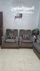  2 طقم كنب 7 مقاعد بحالة جيدة جدا مع طاولة وسط خشب وقزاز للبيع المستعجل بداعي السفر
