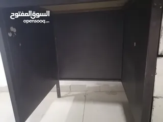  3 طاولة مكتب استعمال طالب جامعي نظيفة بدي حديد وسطح خشب ثقيل طول 66cm وعرض 121cm وارتفاع 110cm