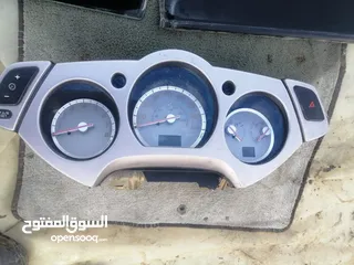 1 قطع سيارة نيسان مورانو موديل من 2004 الى 2008  **المحرك غير موجود** لكن باقي القطع بحالة ممتازة جدًا