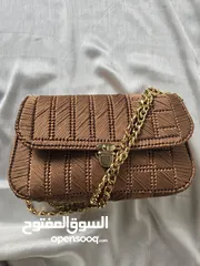  7 حقيبة يد أنيقة لون مميز  - تصميم يدوي بخيوط فاخرة وسلسلة ذهبية لإطلالة ناعمة وعصرية.