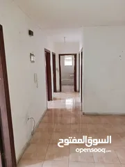  2 شقه 100 متر طابق اول 3 غرف نوم وصالون كبير وحمامين ومطبخ راكب وبرنده ويوجد اصنصيل وكراج عماره موجوده