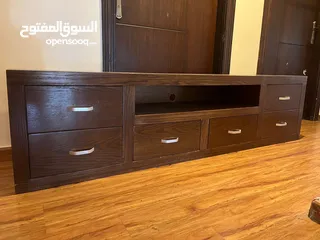  6 اثاث غرفة جلوس (7 مقاعد وبفة) وطاولات وسط وأدراج تلفزيون وتريد ميل، المعروض قابل للبيع بالطقم منفرد