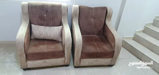  3 طقم كنب مكون من سبع مقاعد مع طاوله وسط بحاله جيدة