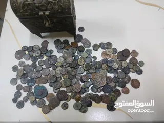  1 عملات قديمة وصندوق قديم