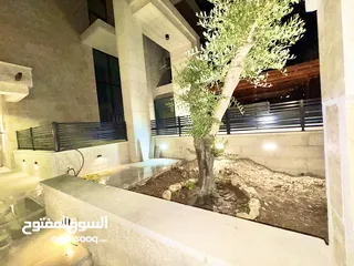  4 حديقة على مستوى الشارع  ومدخل خاص
