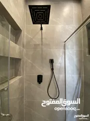  12 اخر شقة ارضية مع ترس تشطيب فندقي في حي الصحابة منطقة عميش مطلة على طريق المطار
