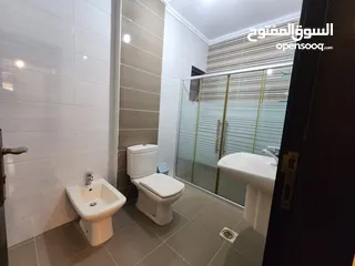  9 شقة مع روف منفصل فارغة للبيع في حي الصحابة - ref : 14580