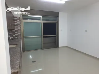  9 شقة تشطيب جديد للايجار للعرسان وضعها ممتاز طابق ثالث في ام الشرايط