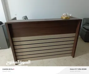  8 كنب بالإضافة الى مكتب وكرسي