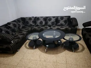  3 طقم كنب كورنر ثمانية مقاعد  تفصيل بحاله ممتازة وطقم الطاولات لا يشمل البيع