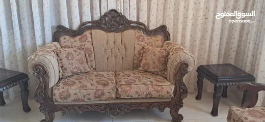  3 طقم كنب مع طاولات وثريا لغرفة الجلوس