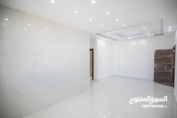  4 شقة فاخرة للبيع بسعر مغررري جدااا طابق اول كاش او اقساط  مع مطبخ راكب هدية من المالك