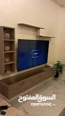  1 ديكور شاشه وطاوله تفصيل خشب أيجر ألماني ثقيله كثير للبيع لصغر المكان خشب ممتاز ومفصللهم جزاز عسلي