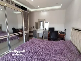  8 شقة واسعة للبيع – 131 متر مربع، 3 غرف نوم، بلكونة بإطلالة جميلة، موقف خاص، وموقع مميز