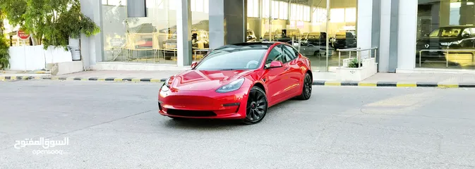  2 تيسلا 2023 model 3 فحص كامل 4 جــيــد ممشى قليل 18 الف بحالة الوكالة لون مميز بسعر لقطة ومحروووق