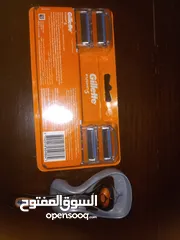  3 ماكينه شفرات جيليت جديدة مع 8 شفرات اصليه 8 دنانير
