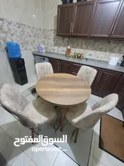  4 طاولات طعام مع 4 كراسي صناعة تركيا الاشكال المتوفرة مرفقة بالاعلان الكميه المتوفرة محدودة الارجل خشب